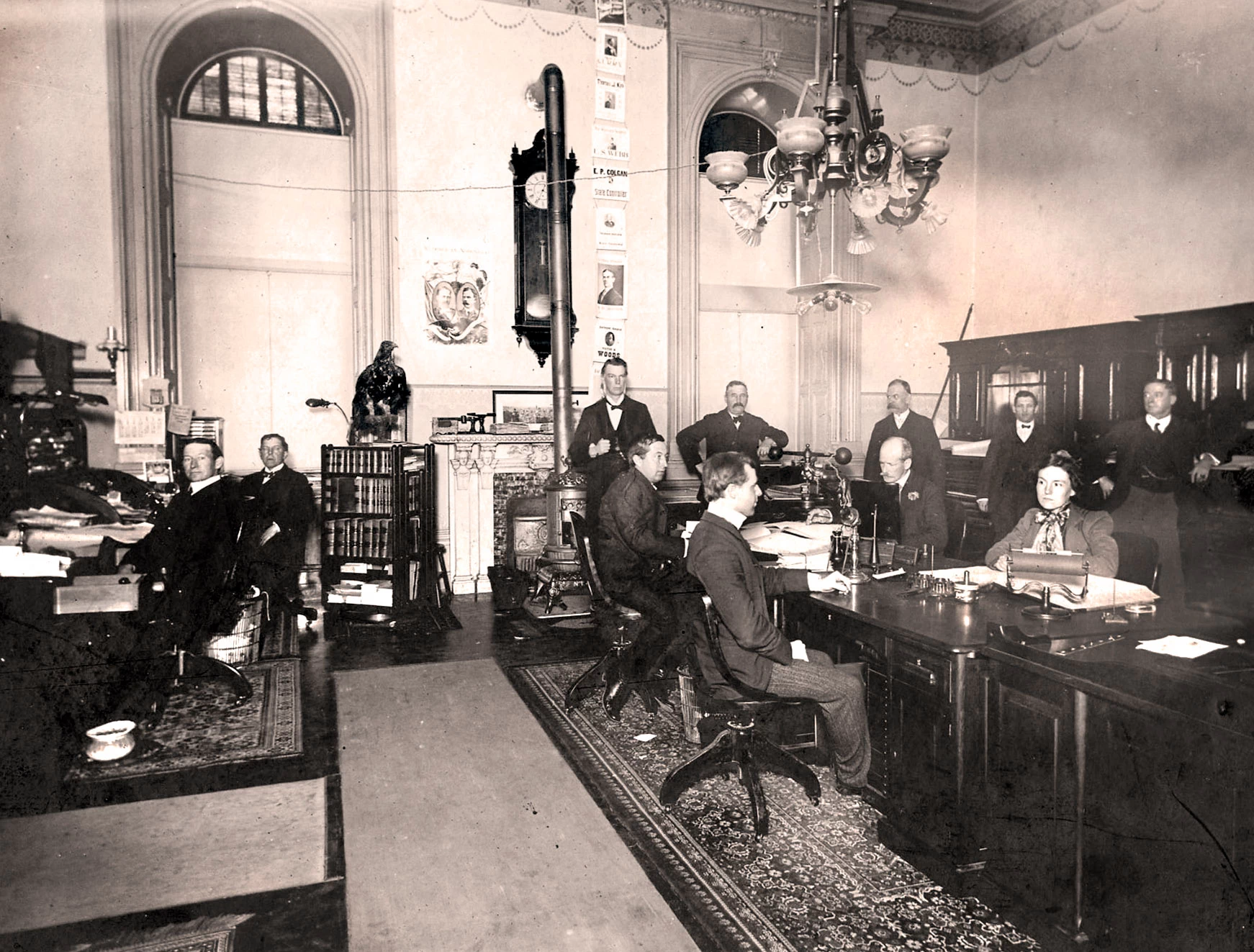 Historical image of men and women in the 1902 Secretary of State’s Office.
