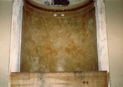 Gutted rotunda niche